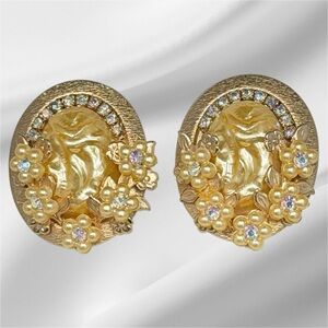 Vintage Gold tone and faux pearl clip on earrings